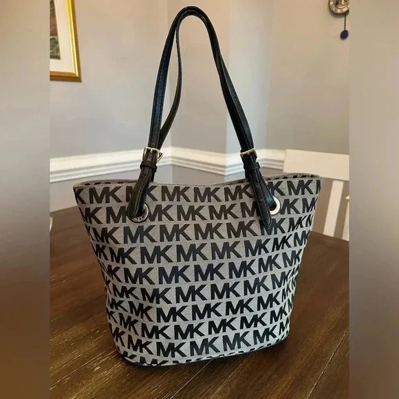 Michael Kors tote + pouch/wristlet - Picture 4 of 16